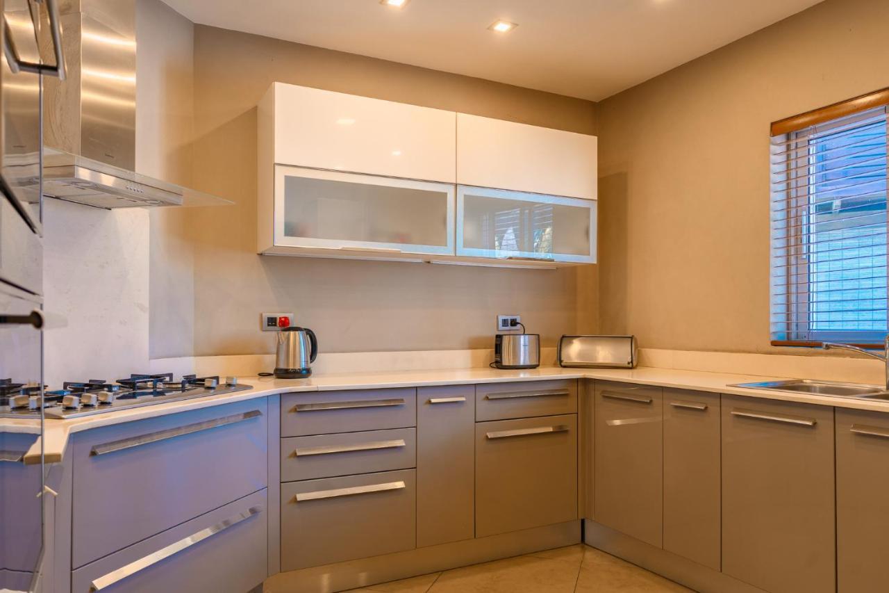 Beachfront Luxurious Stunning Sunset Boulevard Apartment, Гранд-Бэй Экстерьер фото